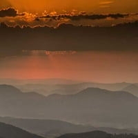 Planinski krajolik u narančastom zalasku sunca Jay Obrien
