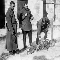 Prvi svjetski rat: grobovi, 1914. Francuski Časnici Polažu Cvijeće Na Grobove Vojnika Poginulih U Prvom Svjetskom