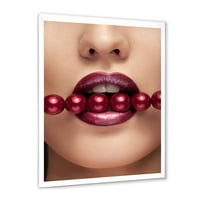 DesignArt 'Djevojka s crvenim biserima u ustima u senzualnoj pozi' Moderni uokvireni umjetnički tisak